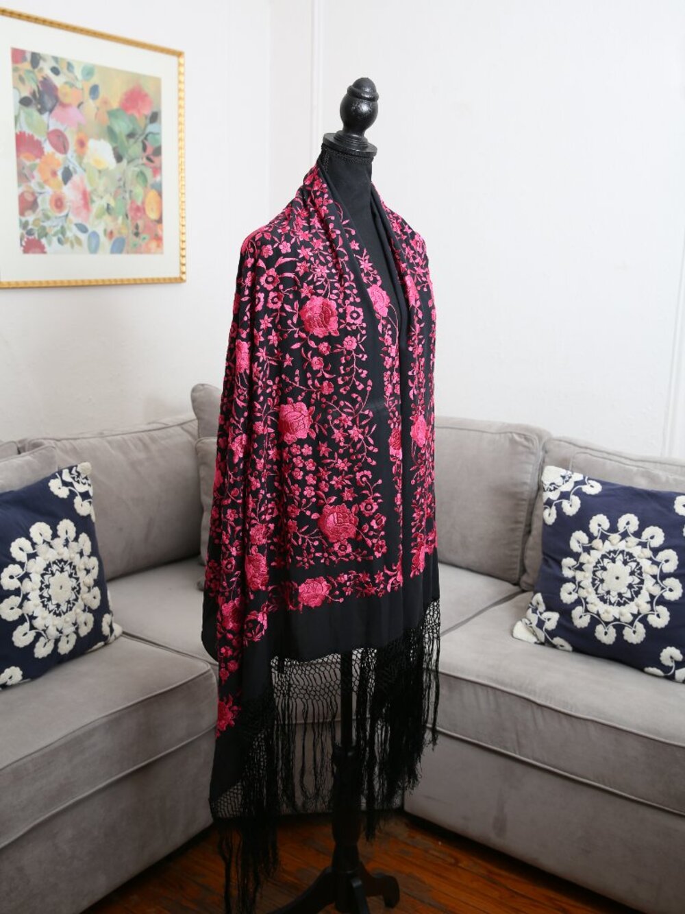 BEAUTIFUL Vintage N.W.E. 100% Silk Hand Embroidered Roses Piano Fringe Shawl - Picture 5 of 8